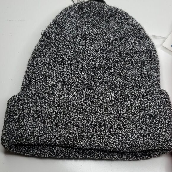 NEW JUICY COUTURE + DVS 2 KNIT BEANIE SNOW HATS NWT - Picture 8 of 9